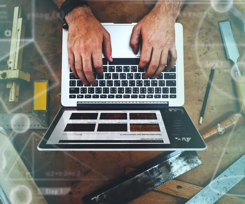 computadora con un diseño de pagina web en wordpress